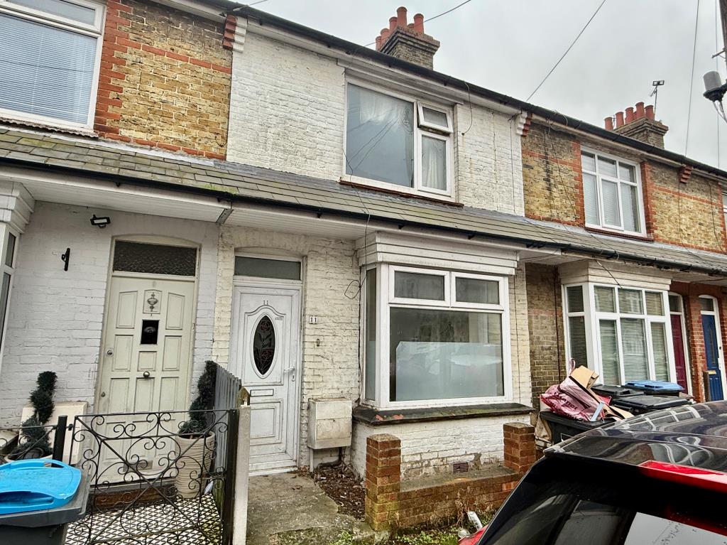Lot: 112 - MID-TERRACED HOUSE FOR REFURBISHMENT - Mid-terrace house